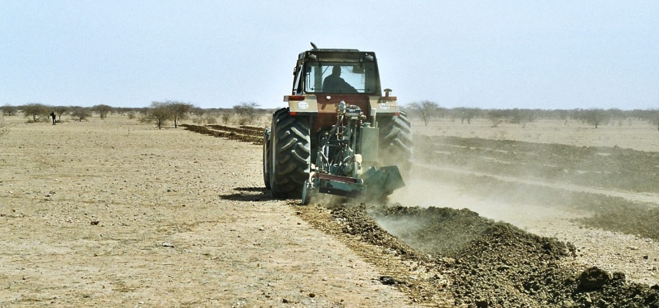 charrue_dauphin_tracteur_valleriani /></span>
<span class=